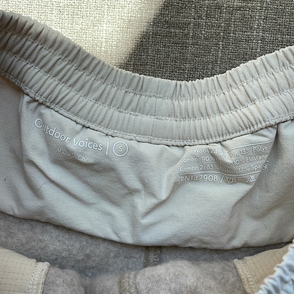 Outdoor voices mega fleece shorts beige small - Picture 2 of 5